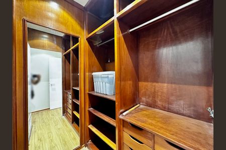Apartamento à venda com 216m², 3 quartos e 3 vagas Apartamento à venda com 216m², 3 quartos e 3 vagasCloset da Suíte 3