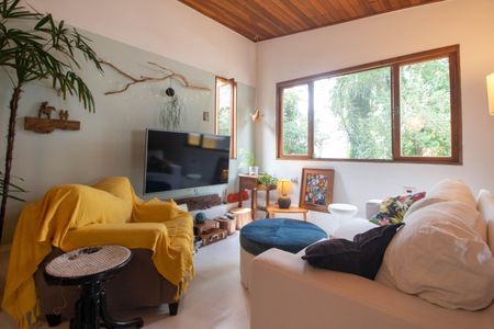 Casa à venda com 302m², 4 quartos e 2 vagas Casa à venda com 302m², 4 quartos e 2 vagasEdícula - Sala