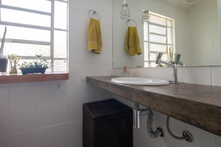 Casa à venda com 302m², 4 quartos e 2 vagas Casa à venda com 302m², 4 quartos e 2 vagasEdícula - Lavabo