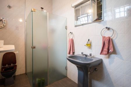 Casa à venda com 302m², 4 quartos e 2 vagas Casa à venda com 302m², 4 quartos e 2 vagasBanheiro Social