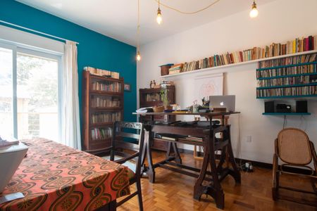 Casa à venda com 302m², 4 quartos e 2 vagas Casa à venda com 302m², 4 quartos e 2 vagasEscritório