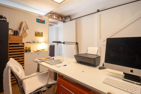 Casa à venda com 302m², 4 quartos e 2 vagas Casa à venda com 302m², 4 quartos e 2 vagasEdícula - Escritório