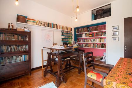 Casa à venda com 302m², 4 quartos e 2 vagas Casa à venda com 302m², 4 quartos e 2 vagasEscritório