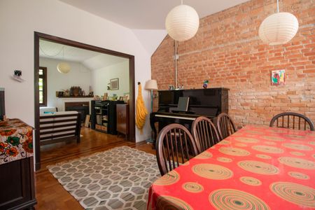 Casa à venda com 302m², 4 quartos e 2 vagas Casa à venda com 302m², 4 quartos e 2 vagasSala de Jantar