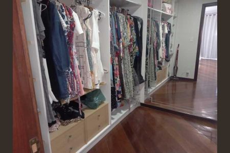 Casa de condomínio à venda com 366m², 5 quartos e 4 vagas