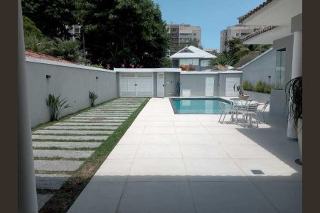 Casa de condomínio à venda com 366m², 5 quartos e 4 vagas