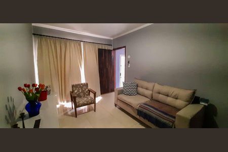 Casa à venda com 221m², 3 quartos e 3 vagasSala