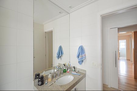 Apartamento à venda com 240m², 4 quartos e 3 vagas Apartamento à venda com 240m², 4 quartos e 3 vagasBanheiro da Suíte 3