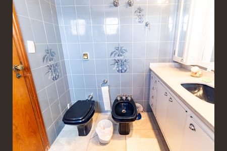 Apartamento à venda com 300m², 4 quartos e 5 vagas Apartamento à venda com 300m², 4 quartos e 5 vagasBanheiro da Suíte 4