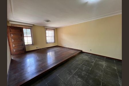 Casa para alugar com 322m², 3 quartos e 1 vaga Casa para alugar com 322m², 3 quartos e 1 vagaSala