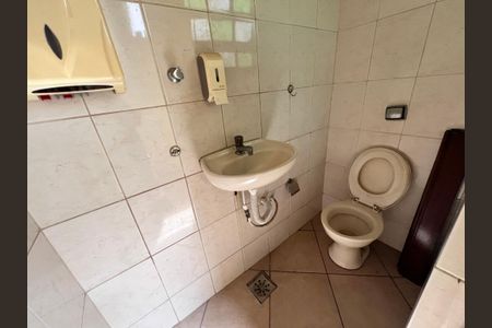 Casa para alugar com 322m², 3 quartos e 1 vaga Casa para alugar com 322m², 3 quartos e 1 vagaBanheiro de Serviço