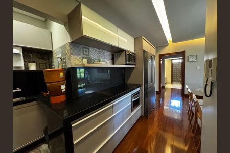 Casa à venda com 400m², 8 quartos e 5 vagas Casa à venda com 400m², 8 quartos e 5 vagasCozinha