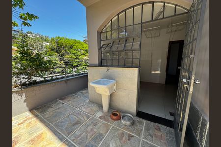 Casa à venda com 400m², 8 quartos e 5 vagas Casa à venda com 400m², 8 quartos e 5 vagasÁrea de Serviço