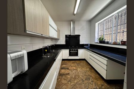 Casa à venda com 400m², 8 quartos e 5 vagas Casa à venda com 400m², 8 quartos e 5 vagasCozinha