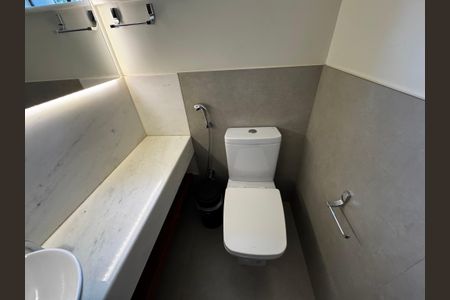 Casa à venda com 400m², 8 quartos e 5 vagas Casa à venda com 400m², 8 quartos e 5 vagasBanheiro 2