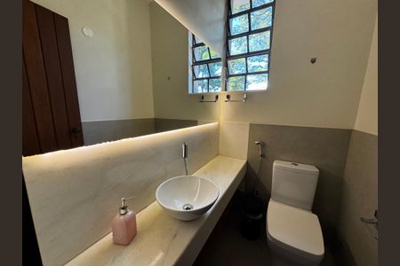 Casa à venda com 400m², 8 quartos e 5 vagas Casa à venda com 400m², 8 quartos e 5 vagasBanheiro 2