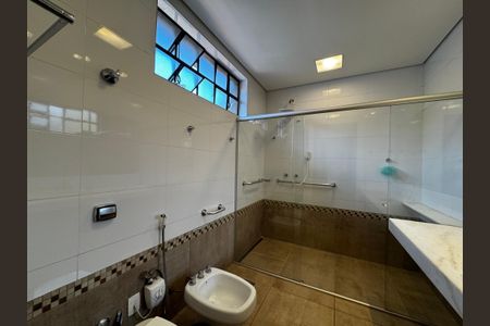 Casa à venda com 400m², 8 quartos e 5 vagas Casa à venda com 400m², 8 quartos e 5 vagasBanheiro da Suíte 1