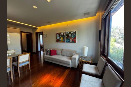 Casa à venda com 400m², 8 quartos e 5 vagas Casa à venda com 400m², 8 quartos e 5 vagasSala