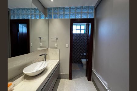 Casa à venda com 400m², 8 quartos e 5 vagas Casa à venda com 400m², 8 quartos e 5 vagasBanheiro 1