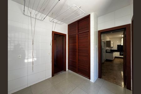 Casa à venda com 400m², 8 quartos e 5 vagas Casa à venda com 400m², 8 quartos e 5 vagasÁrea de Serviço