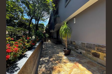 Casa à venda com 400m², 8 quartos e 5 vagas Casa à venda com 400m², 8 quartos e 5 vagasVaranda