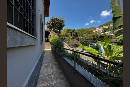 Casa à venda com 400m², 8 quartos e 5 vagas Casa à venda com 400m², 8 quartos e 5 vagasVaranda