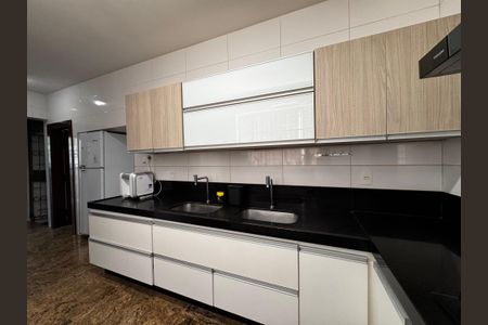 Casa à venda com 400m², 8 quartos e 5 vagas Casa à venda com 400m², 8 quartos e 5 vagasCozinha