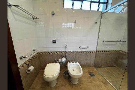 Casa à venda com 400m², 8 quartos e 5 vagas Casa à venda com 400m², 8 quartos e 5 vagasBanheiro da Suíte 1