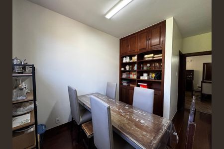 Casa à venda com 400m², 8 quartos e 5 vagas Casa à venda com 400m², 8 quartos e 5 vagasQuarto 6