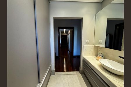 Casa à venda com 400m², 8 quartos e 5 vagas Casa à venda com 400m², 8 quartos e 5 vagasBanheiro 1