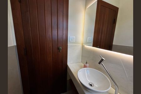 Casa à venda com 400m², 8 quartos e 5 vagas Casa à venda com 400m², 8 quartos e 5 vagasBanheiro 2