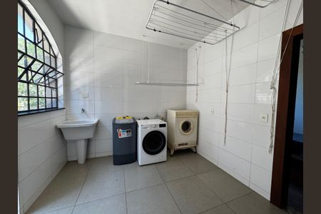 Casa à venda com 400m², 8 quartos e 5 vagas Casa à venda com 400m², 8 quartos e 5 vagasÁrea de Serviço