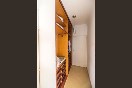 Casa de condomínio para alugar com 480m², 4 quartos e 6 vagas Casa de condomínio para alugar com 480m², 4 quartos e 6 vagasCloset da suíte 4