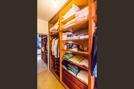 Casa de condomínio para alugar com 480m², 4 quartos e 6 vagas Casa de condomínio para alugar com 480m², 4 quartos e 6 vagasCloset da suíte 2