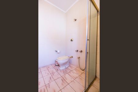 Casa de condomínio para alugar com 480m², 4 quartos e 6 vagas Casa de condomínio para alugar com 480m², 4 quartos e 6 vagasBanheiro da Suíte 3