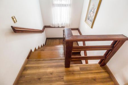 Casa de condomínio para alugar com 480m², 4 quartos e 6 vagas Casa de condomínio para alugar com 480m², 4 quartos e 6 vagasEscada