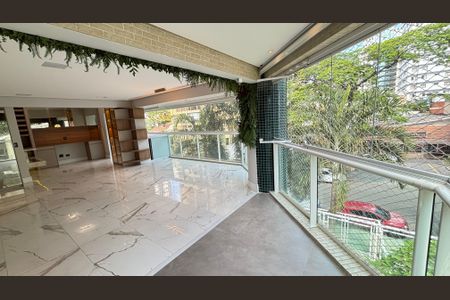 Apartamento à venda com 165m², 3 quartos e 4 vagas Apartamento à venda com 165m², 3 quartos e 4 vagasVaranda