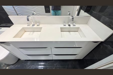 Apartamento à venda com 165m², 3 quartos e 4 vagas Apartamento à venda com 165m², 3 quartos e 4 vagasBanheiro da Suíte 1