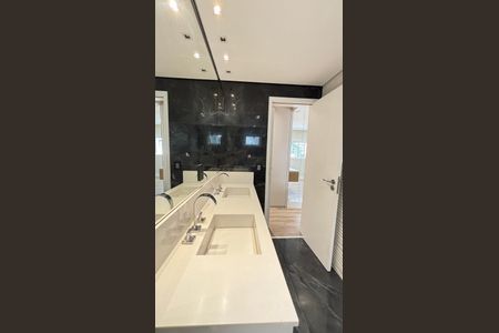 Apartamento à venda com 165m², 3 quartos e 4 vagas Apartamento à venda com 165m², 3 quartos e 4 vagasBanheiro da Suíte 1