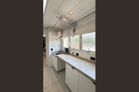 Apartamento à venda com 165m², 3 quartos e 4 vagas Apartamento à venda com 165m², 3 quartos e 4 vagasÁrea de Serviço