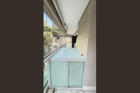 Apartamento à venda com 165m², 3 quartos e 4 vagas Apartamento à venda com 165m², 3 quartos e 4 vagasSala - Lareira Varanda