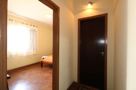 Casa à venda com 384m², 4 quartos e 2 vagasCorredor piso superior