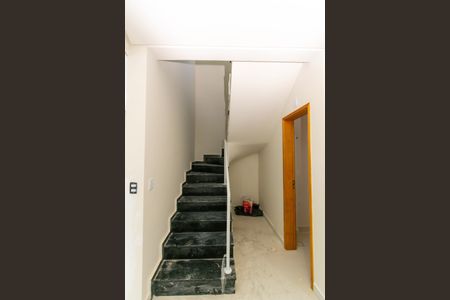 Casa de condomínio à venda com 76m², 2 quartos e 1 vaga Casa de condomínio à venda com 76m², 2 quartos e 1 vagaEscada