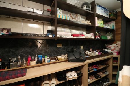 Casa à venda com 240m², 5 quartos e 4 vagasSuíte Casa 2