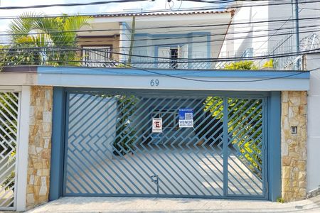 Casa à venda com 243m², 4 quartos e 4 vagas Casa à venda com 243m², 4 quartos e 4 vagasFachada