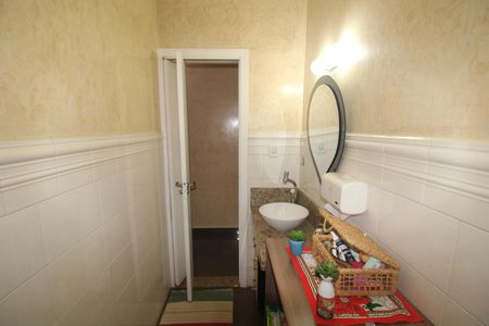 Casa à venda com 243m², 4 quartos e 4 vagasBanheiro