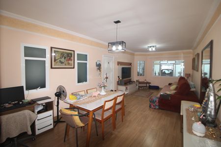 Casa à venda com 243m², 4 quartos e 4 vagasSala