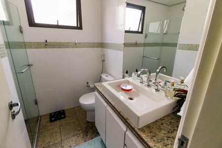 Apartamento à venda com 176m², 3 quartos e 3 vagasBanheiro da Suíte 1