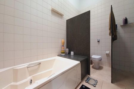 Casa de condomínio para alugar com 398m², 4 quartos e 2 vagas Casa de condomínio para alugar com 398m², 4 quartos e 2 vagasBanheiro da Suíte