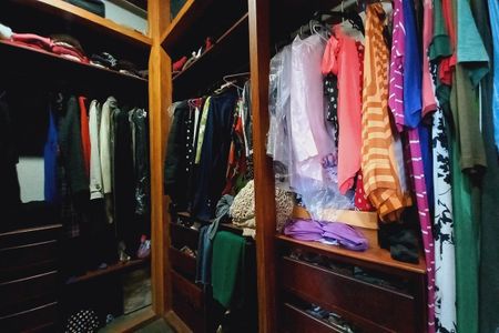 Casa de condomínio para alugar com 398m², 4 quartos e 2 vagas Casa de condomínio para alugar com 398m², 4 quartos e 2 vagasCloset da suíte